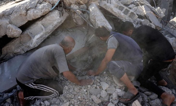 قصف-دمار-بحث-3-رجال-تحت-ركام100-730x438