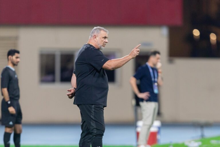 أوريليان اولارويوا كوزمين خلال مباراة فريق نادي البطائح و الشارقة لـ كرة القدم دوري أدنوك لـ المحترفين - الشارقة 2023 م