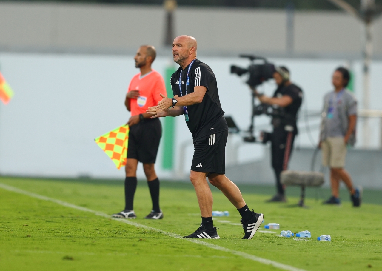 البرتوس شرودر خلال مباراة فريق نادي خورفكان و النصر لـ كرة القدم دوري أدنوك لـ المحترفين - خورفكان 2023 م