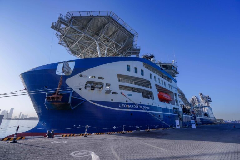 أكبر سفينة في العالم لمد الكابلات تبدأ العمل في مشروع "أدنوك" و"طاقة" لربط عمليات حقول "أدنوك" البحرية بالشبكة الكهربائية