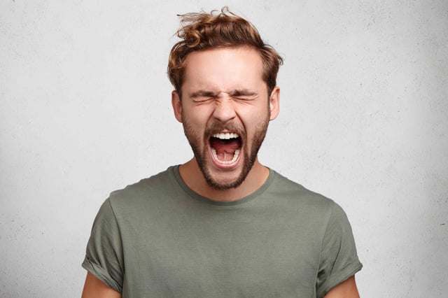 sabq_2024-01_0e503745-c9b4-4def-8416-1d72d8f59024_emotional_youngster_yells_loudly_opens_mouth_broadly_feels_desperate_compressed_scaled