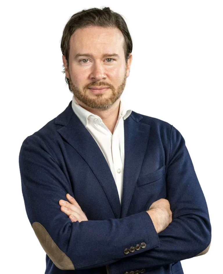 Angelo-Maura_Align_ssict_1200_1477-832x1024