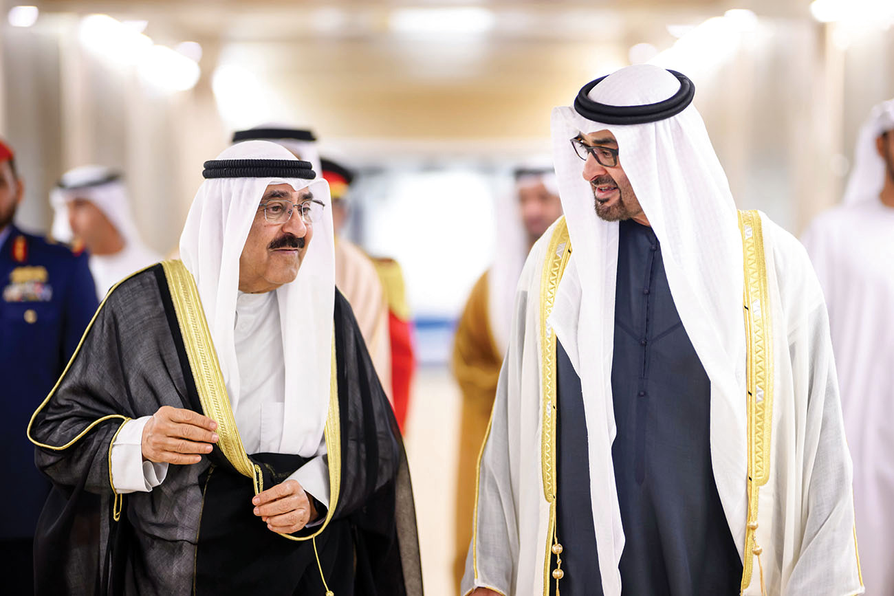 رئيس الدولة في مقدمة مستقبليه .. أمير الكويت يصل الإمارات في زيارة دولة