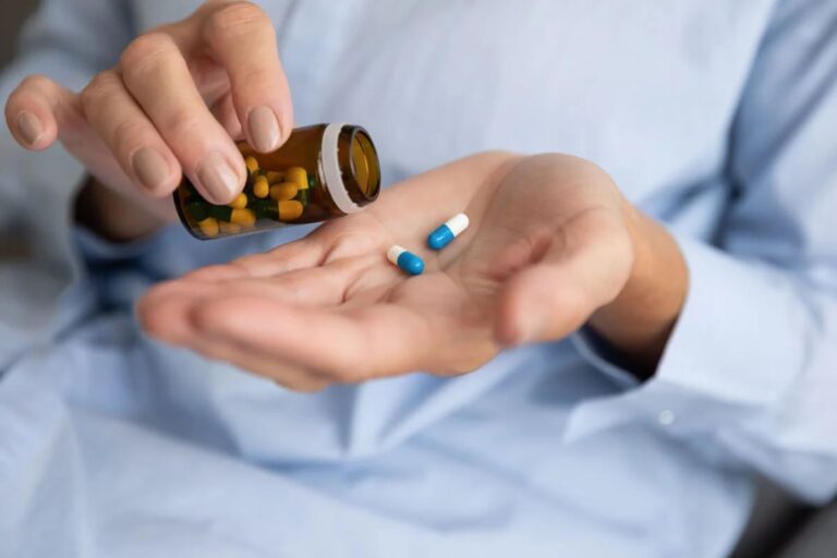 sabq_2024-04_fd390def-7c06-4abb-8029-a7856cb0ec4a_A_person_holding_two_pills