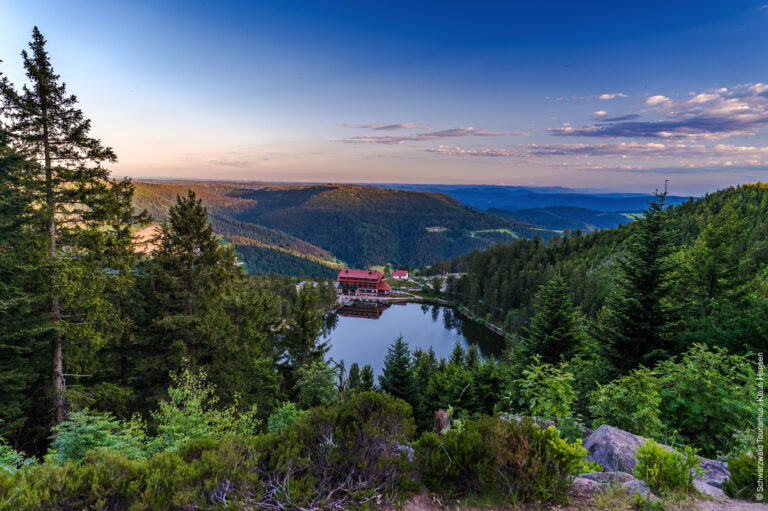 Seebach_Der_Mummelsee_mit_Berghotel_an_der_Schwarzwaldhochstraße