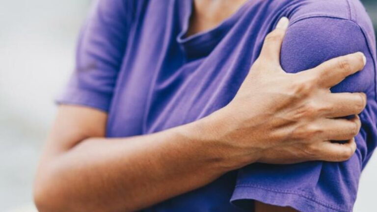 sabq_2024-07_5195a269-5dae-49ad-9eae-9a65fdd258ef_127-094657-shoulder-tendon-rupture-treatment-exercises_700x400