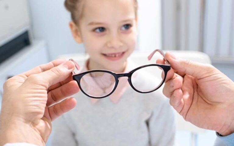 sabq_2024-08-27_g5nr0m8i_Child-getting-glasses 2