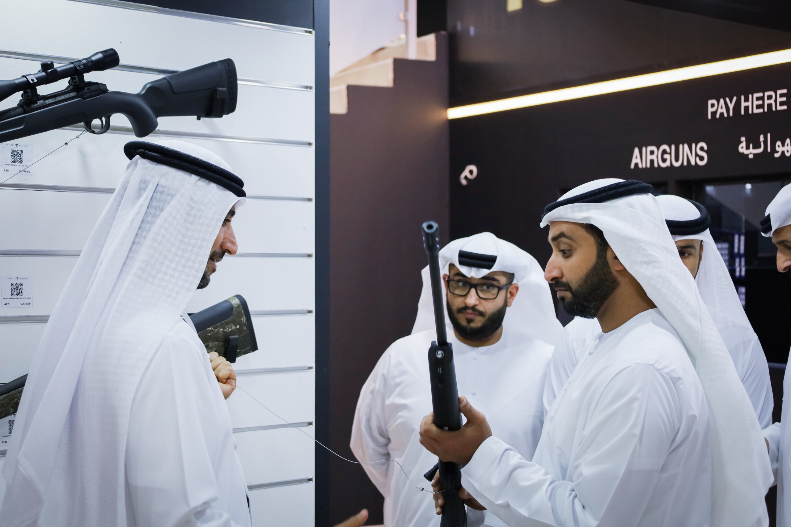 خالد بن سلطان بن زايد يزور جناح تسليح2