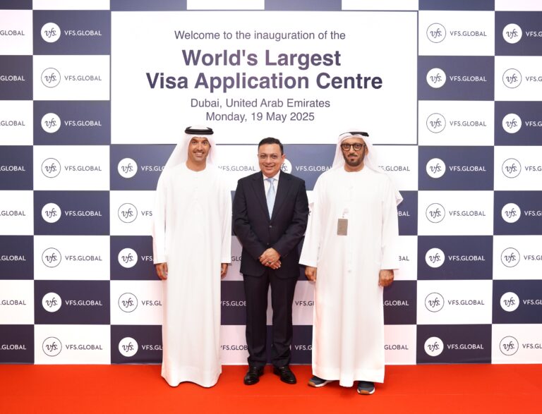 معالي هلال سعيد المري وزوبين كاركاريا وسعادة الفريق محمد احمد المري