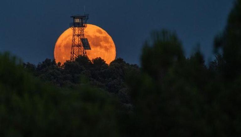 214-135909-strawberry-moon-lowest-point-sky-decades_700x400