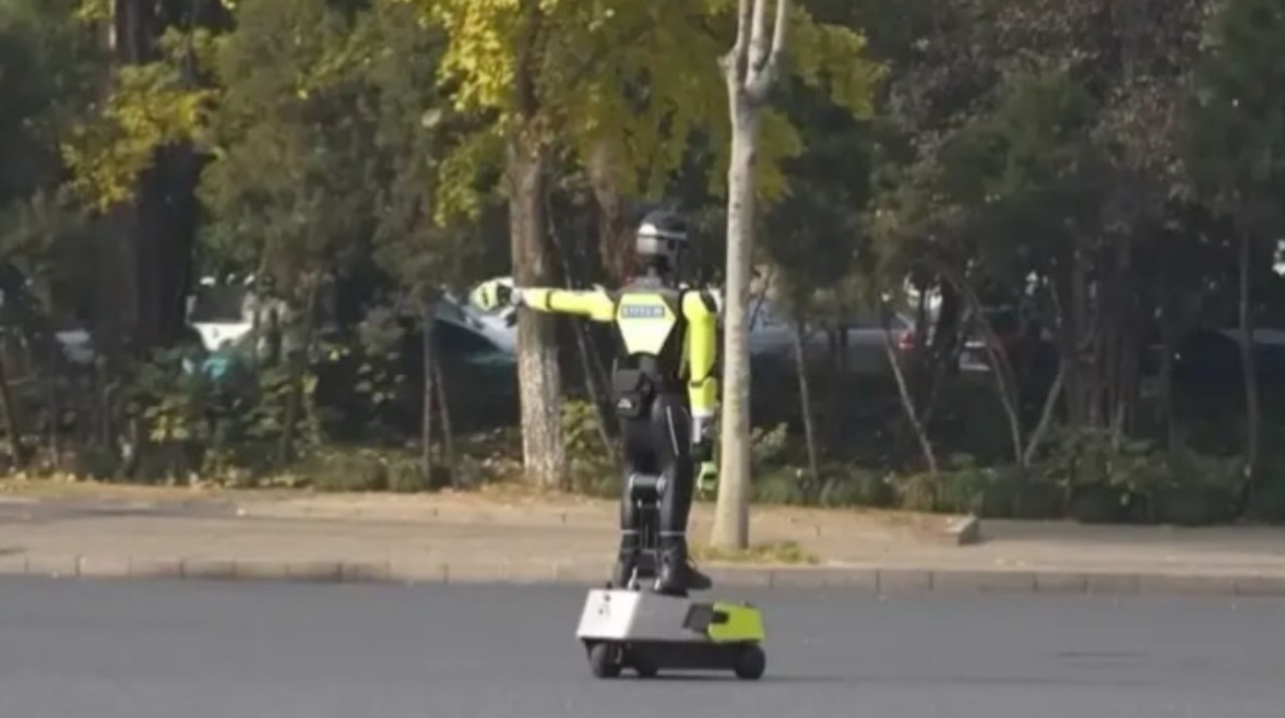 176110560216202512180437303730