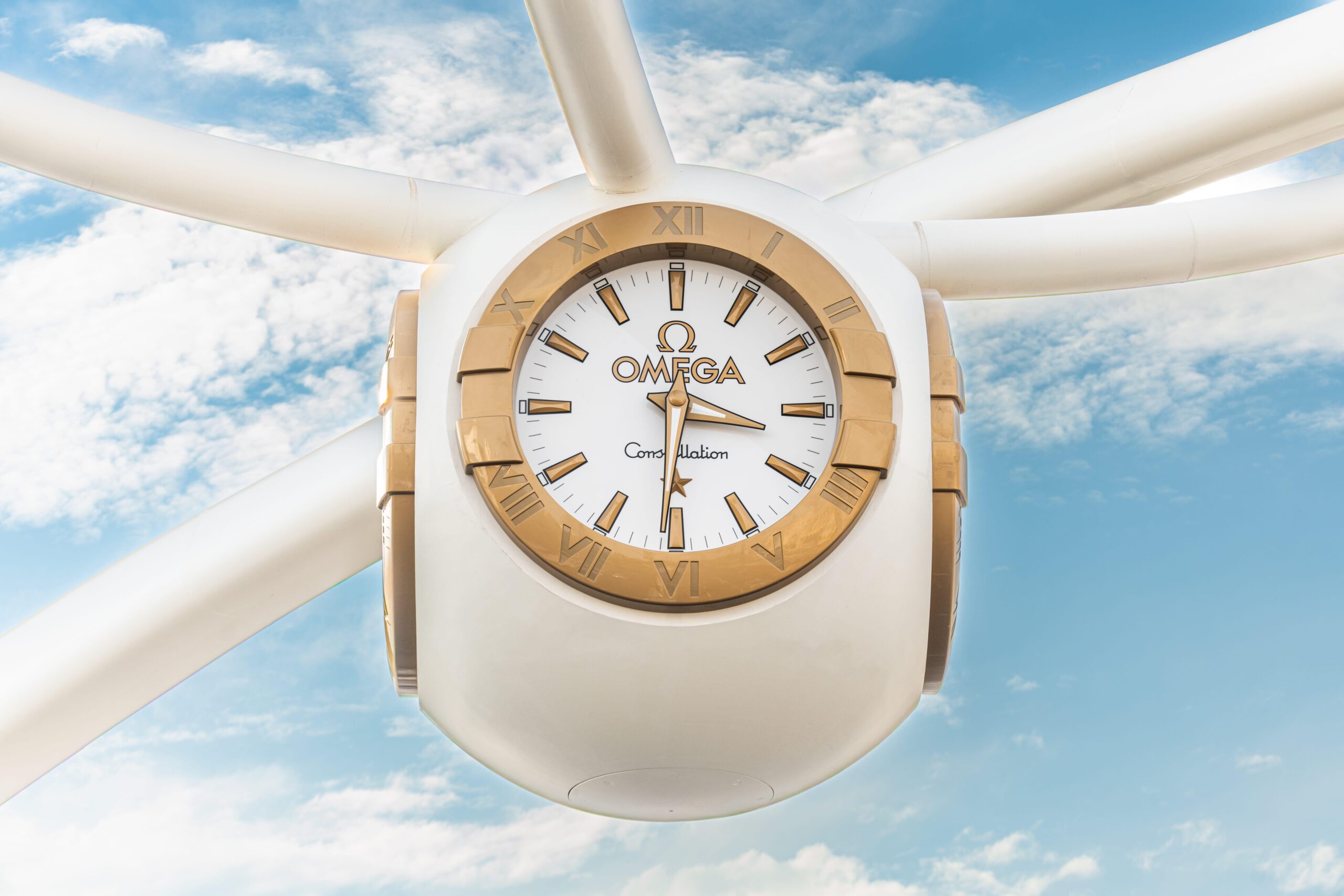 أوميغا تكشف عن برج الساعة الجديد في مركز مدينة العين