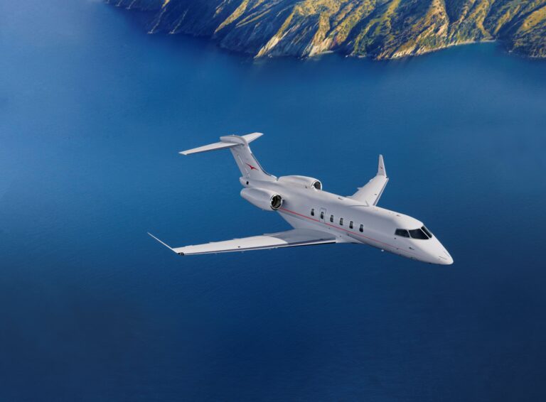 Bombardier Challenger_3500_VistaJet.jpg