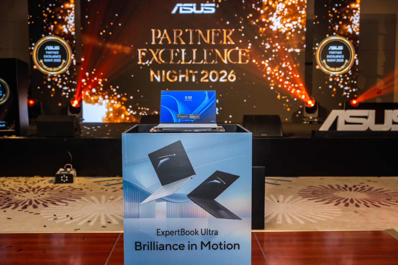 أسوس تحتفي بنجاح شركائها وتطلق جهاز ExpertBook Ultra خلال الأمسية
