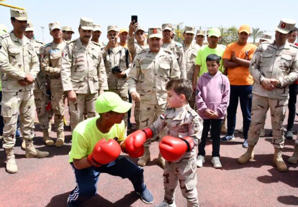 183432-القوات-المسلحة-تشارك-أطفال-مصر-الاحتفال-بيوم-اليتيم-(2)