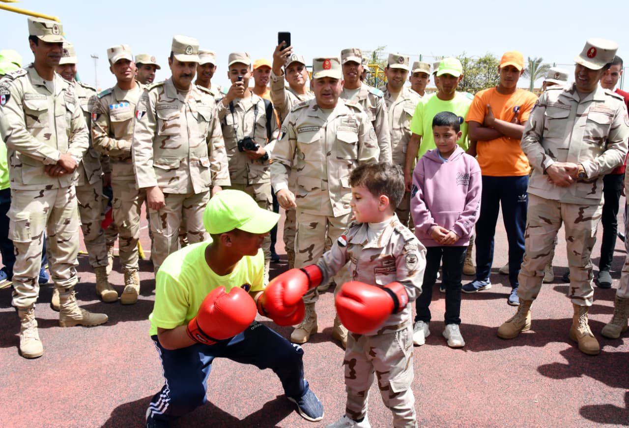 183432-القوات-المسلحة-تشارك-أطفال-مصر-الاحتفال-بيوم-اليتيم-(2)