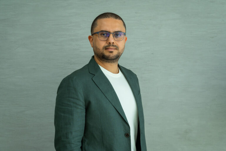 المتحدث الرسمي – ياسين مناعي، المدير المساعد للمبيعات في شركة Shure في الشرق الأوسط وأفريقيا