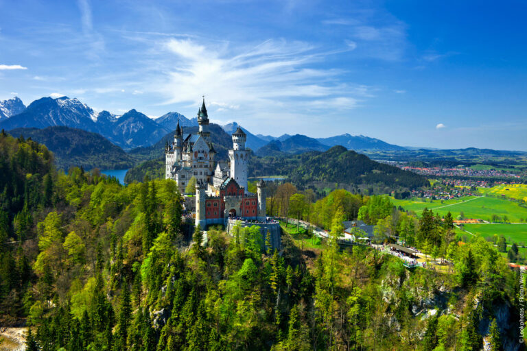 Blick auf Schloss Neuschwanstein mit Tannheimer Bergen im Hintergrund, Ostallgäu, Deutschland, Europa