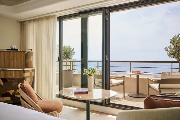 NCEHR_P0942 Deluxe King Bed Sea View Terrace Interior View