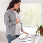 امرأة تقف لساعات أثناء العمل_2814_091323